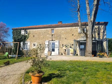 belle propriété avec dépendance  piscine  et parc arboré.