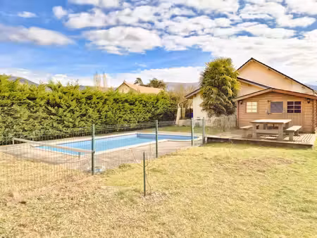 maison plain-pied offrant environ 158 m2 habitables + garage et abri sur 1950 m2