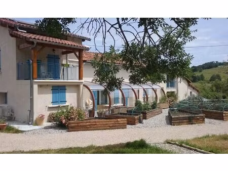 exceptionnel corps de ferme entièrement autonome .