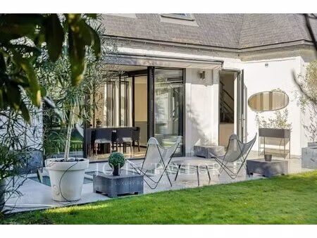 propriété lumineuse avec jardin et piscine