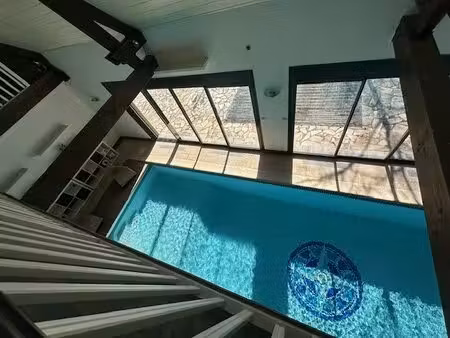 grande demeure de 6 chambres et piscine intérieure sur un jardin paysager de 2 000 m².
