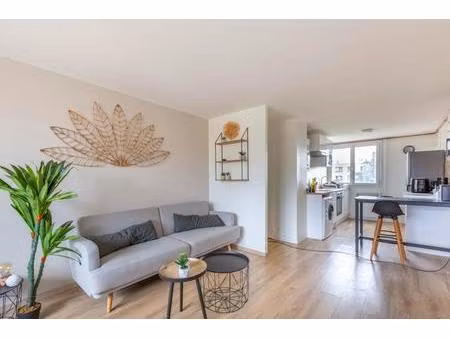 villeurbanne : élégant t4 de 69 m² avec balcon