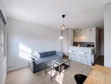 coquet studio meuble de 29 m2 place des terreaux lyon 1er