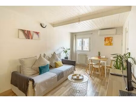 élégant 2 pièces rénové au dernier étage à marseille