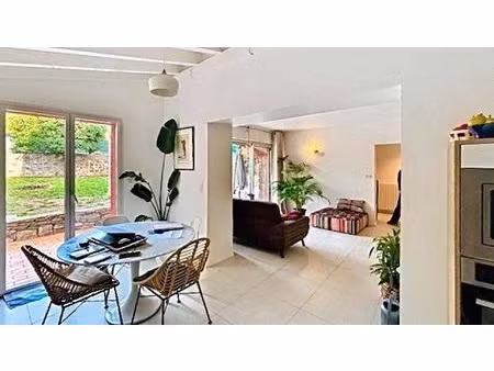 maison avec 4 chambres et grand terrain