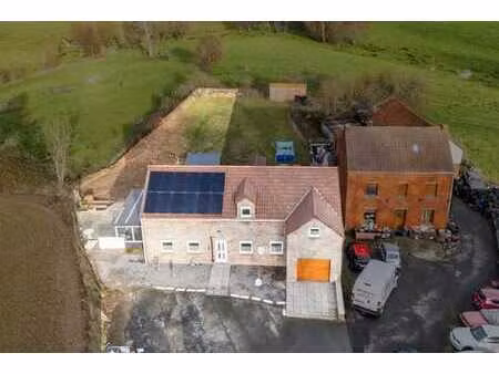 villa dans un clos avec une vue sur les champs