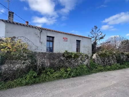maison dans le village de cadouère sur une parcelle de 125 m2 environ.