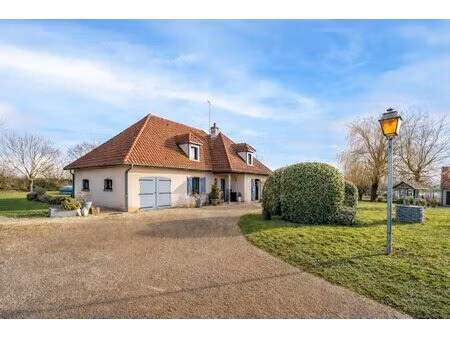 13 minutes à l'est de beaune : maison 1994 avec grand terrain : 4 chambres : pièce de vie.