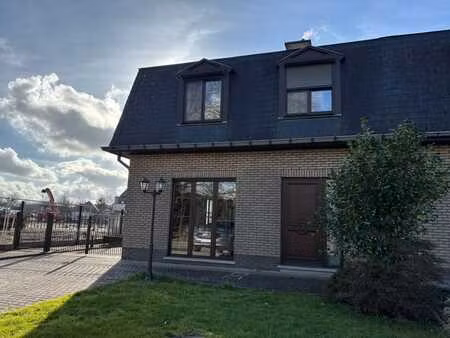 maison prête à l'emploi avec 3 chambres dans un emplacement