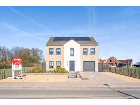 villa de campagne entourée de verdure