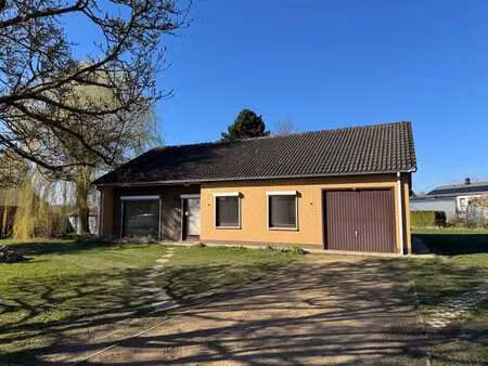maison de plain-pied 2 ch + bureau avec garages et jardin !