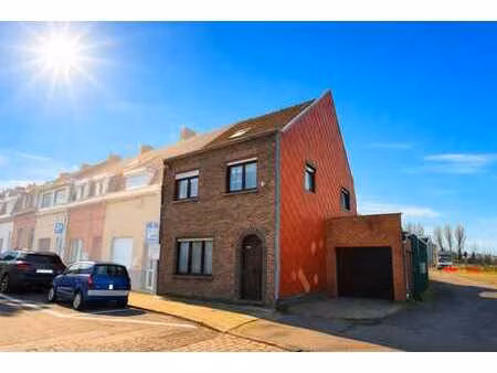 maison d'habitation semi mitoyenne avec garage.