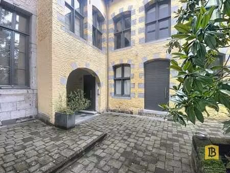 duplex 2 chambres idéalement situé à deux pas de la place