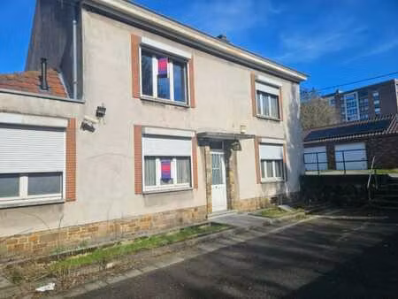 maison d'habitation avec 4 chambres et garage
