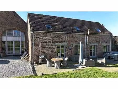 maison chaleureuse avec prairie au calme