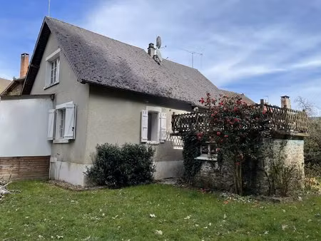 charmante maison au bord de la rivière dans un village historique