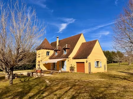 maison de style périgourdin dans un cadre champêtre à 20 minutes de sarlat