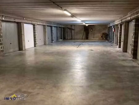 garage fermé au centre d'asse !