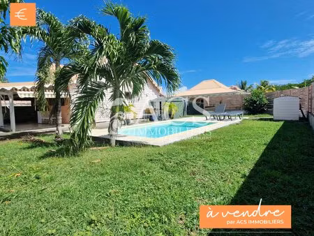 à vendre : charmante maison t3 en duplex avec piscine et jardin arboré au vauclin