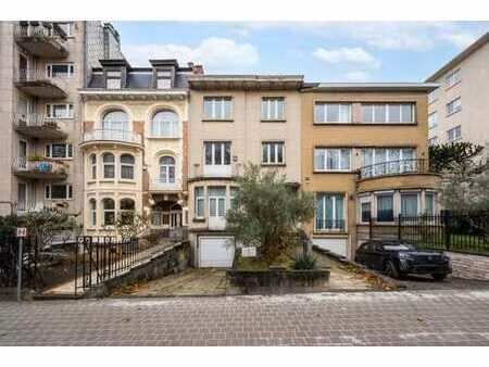 immeuble 3 unités (bureaux au rez + 2 logements) ± 452 m²