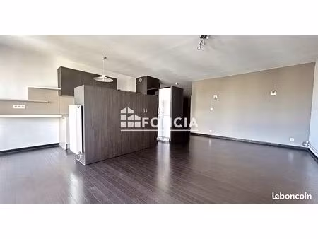 t3 traversant en eta élevé avec parking