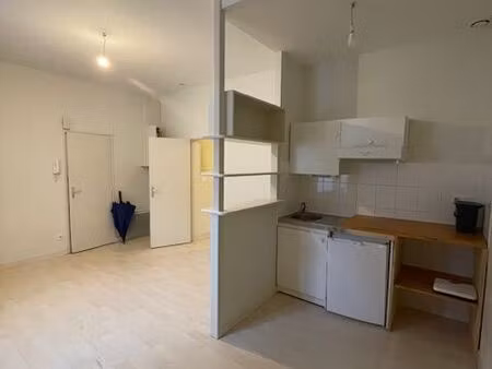 gare visitation   idéalement situé  t2 de 29 16 m2 au 1er étage