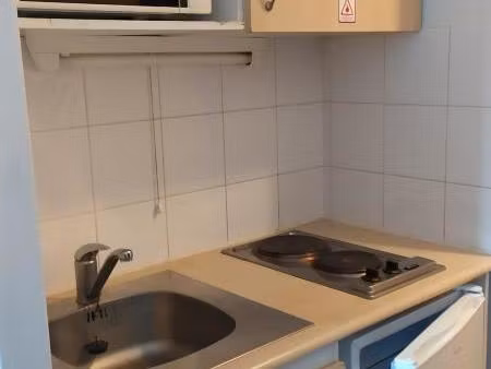 studio meublé avec terrasse – emplacement idéal face à l'hôpital