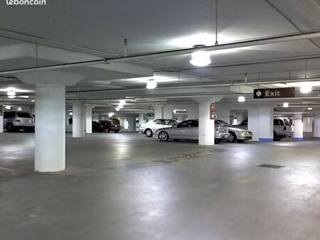 place de parking pmr couvert sur le jarret