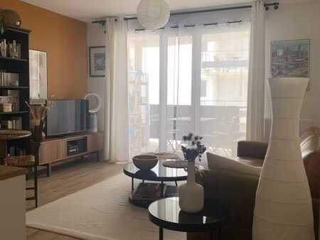 appartement à louer - t3 de 55 m2 avec terrasse  loggia et place de parking souterrain. qu