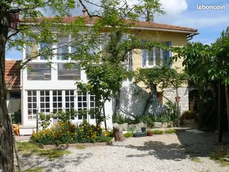 maison en pierres sur terrain