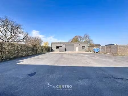 magazijnen met kantoorgedeelte  garages én ruim verhard b...