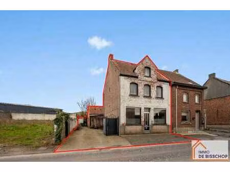 te renoveren half open bebouwing met 3 slaapkamers en tuin.
