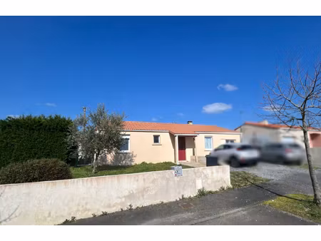 maison familiale lumineuse   4 chambres  terrain clos de 596 m²