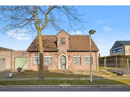 maison ouverte avec 4 chambres  garage et jardin soigné au c