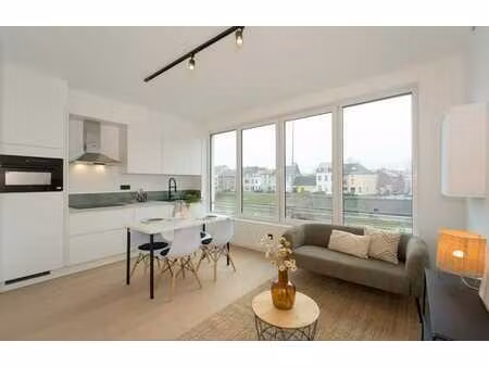 gerenoveerd appartement (1 slaapkamer) met leuk terras