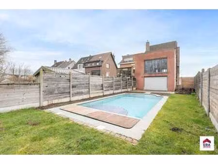 maison trois façades avec piscine à dilbeek