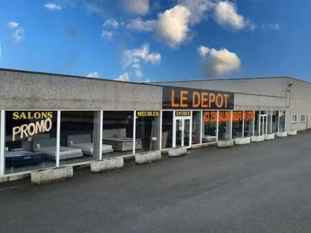 à louer - surface commerciale avec un entrepôt