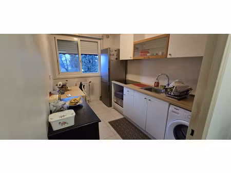 à louer – t2 avec balcon  parking et cave – quartier la violette à aix-en-provence