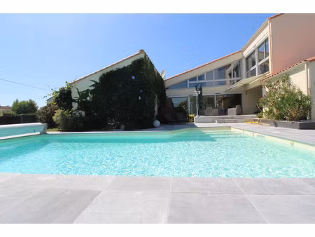 aux portes de la roche su yon côté nord  maison de 238 m² avec 6 chambres  bureau double  