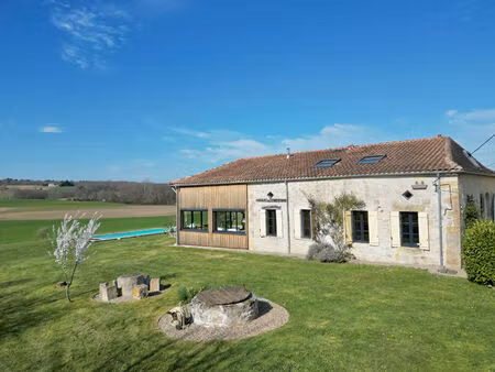 magnifique ferme en pierre rénovée.