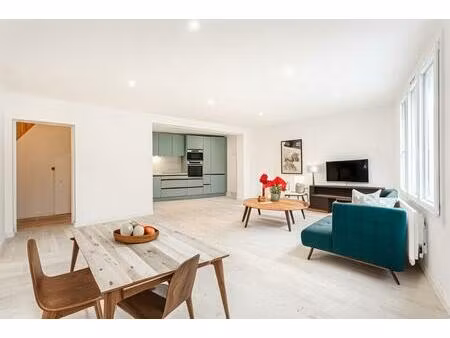 maison de village et sa terrasse sur le toit