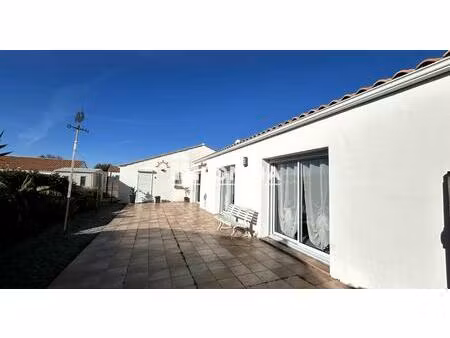 maison lumineuse en centre-ville avec grande terrasse et terrain clos de 568 m²