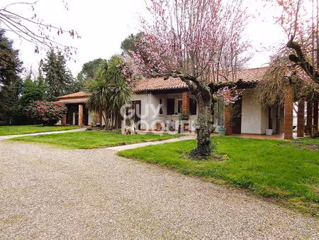 maison familiale de plain-pied à la campagne /4 chambres et un bureau /jardin et ancienne 