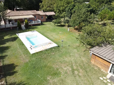 villa de plain-pied avec piscine