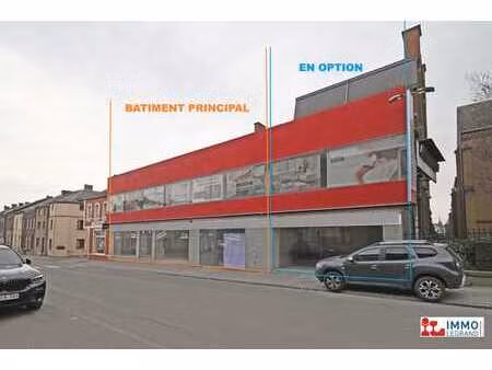 imposant immeuble commercial