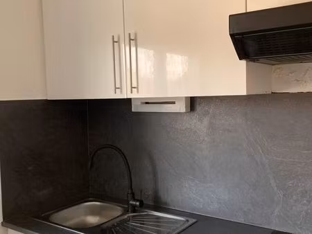 loue maison mitoyenne d'un coté