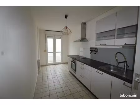 t3 + terrasse et acces parking collectif