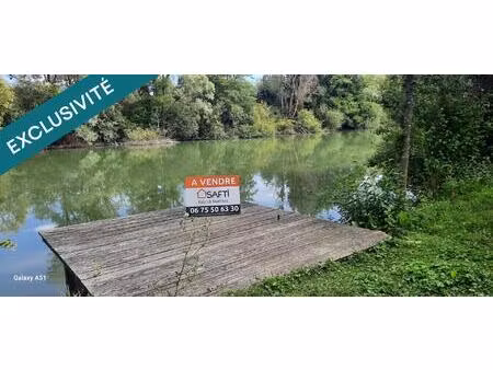 magnifique plan d' eau pour les accros de la pêche