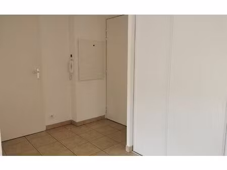 location appartement  m² t-3 à la rivière-saint-sauveur  595 €
