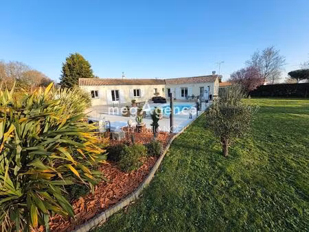 maison avec aà la campagne au clma avec piscine et parc paysager